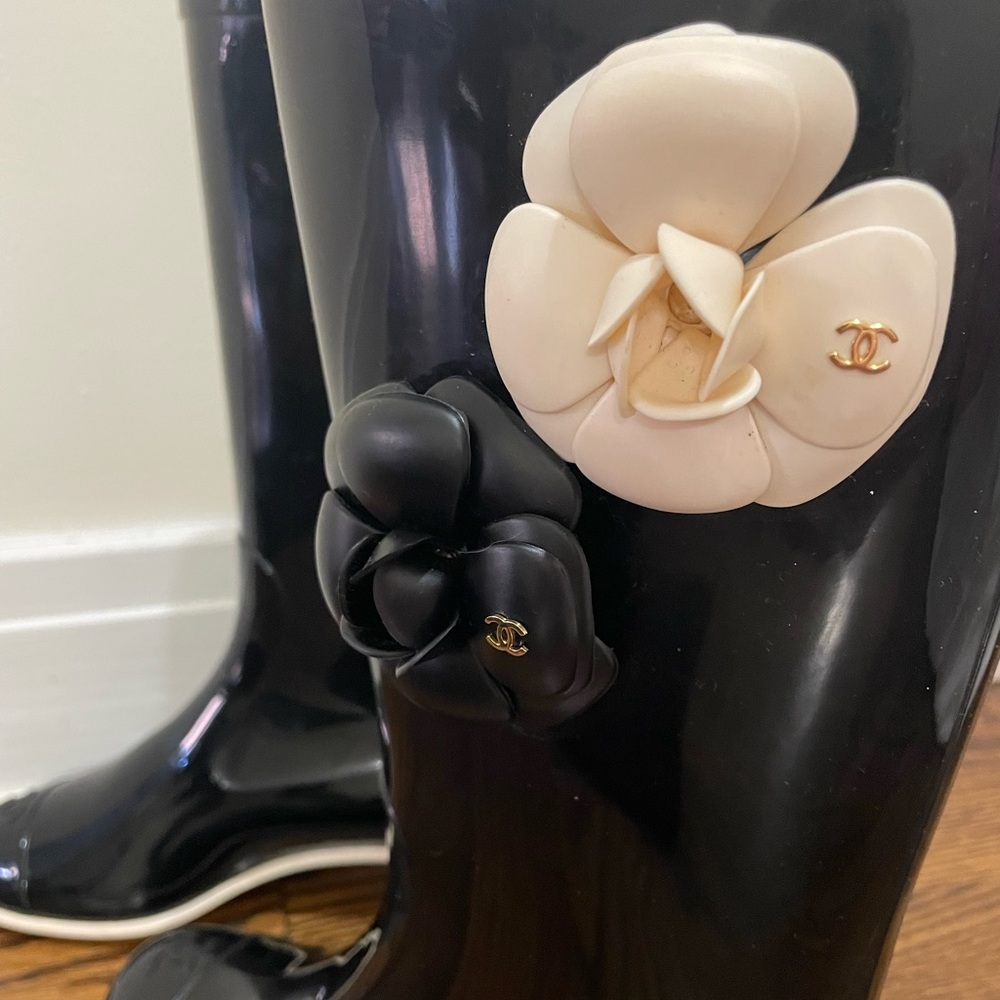 CHANEL Black Rain Boots with Cream Camellia Accent - Picture 7 of 10